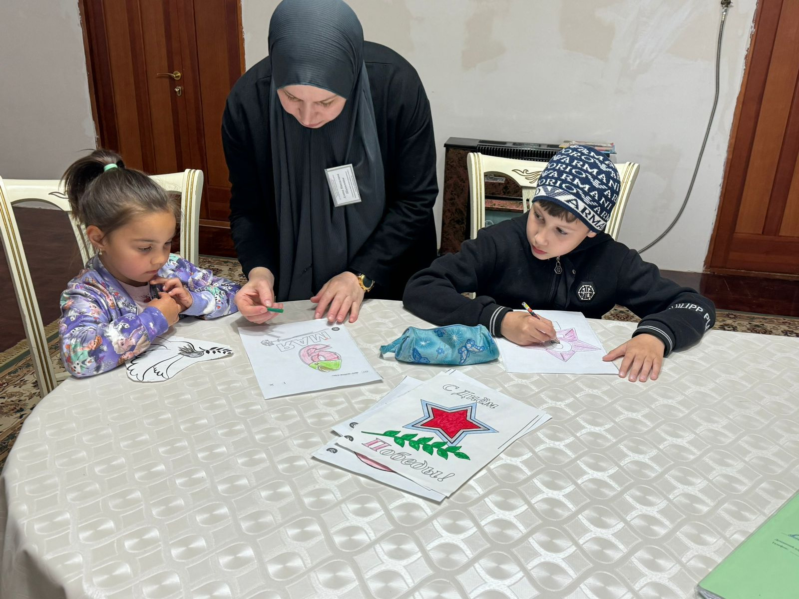 Специалист по работе с семьей и детьми Алиева Максалина в преддверии 9 мая организовала и провела мероприятие, в рамках которого подопечные готовили рисунки, посвященные этому особенному празднику.